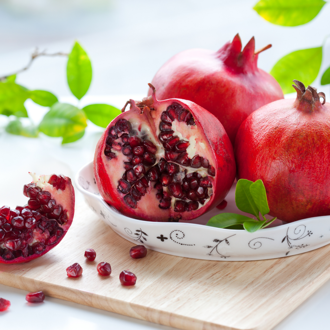 How To Cut a Pomegranate And Best Ways To Eat It